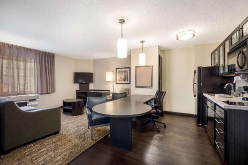 Sonesta Simply Suites Chicago Waukegan image 7