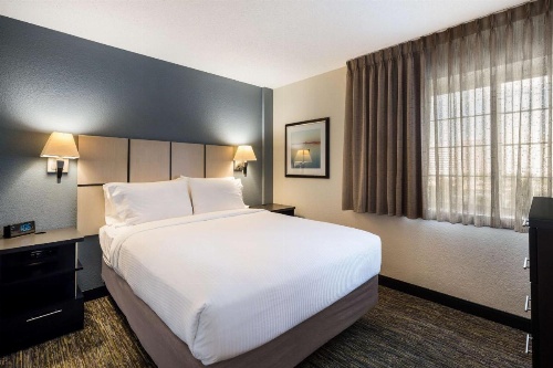 Sonesta Simply Suites Chicago Waukegan image 8
