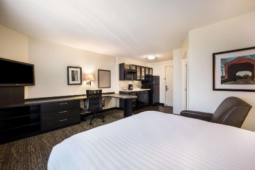 Sonesta Simply Suites Chicago Waukegan image 9
